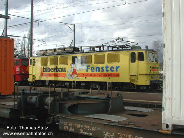 Ae 477
Erster Konkurrent der SBB im Geschäft mit Ganzgüterzügen war die Lokoop (der MThB). Zum Einsatz kamen dabei unter anderem ehemalige DDR-Loks - die meisten mit grosszügiger Werbung versehen. Der im Vordergrund (kreuzungsbedingt) wartende Güterzug versperrt die Sicht auf die zweite Lok am Zug. Im März 2003 wurden alle Loks dieser Serie nach Deutschland verkauft. Die Lok 477 900 ("Kreuzlingen") steht jedoch seit Herbst 2003 vor dem Lokdepot in Basel.
