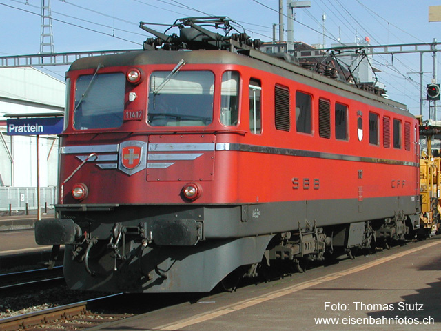 Ae 6/6 Kantonslok
Noch sind die Ae 6/6 häufig im Einsatz, aber wie lange noch? Im Jahr 2003 wurden diverse Loks ausrangiert. Die Lok 11417 "Fribourg" aus der Serie der Kantonsloks (mit den Zierstreifen) war auch darunter.
