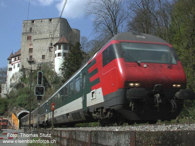 EW4-Pendel
Ein EW4-Pendel verlässt den Angensteintunnel kurz nach dem Bahnhof Aesch. Es handelt sich dabei um einen gemischten SBB (Steuer-, Speisewagen und Lok) - / BLS (Wagen 1. und 2. Klasse) - Pendelzug, bei dem sich im Gegensatz zu den anderen, reinen SBB-Pendelzügen die Lok Seite Basel befindet.
