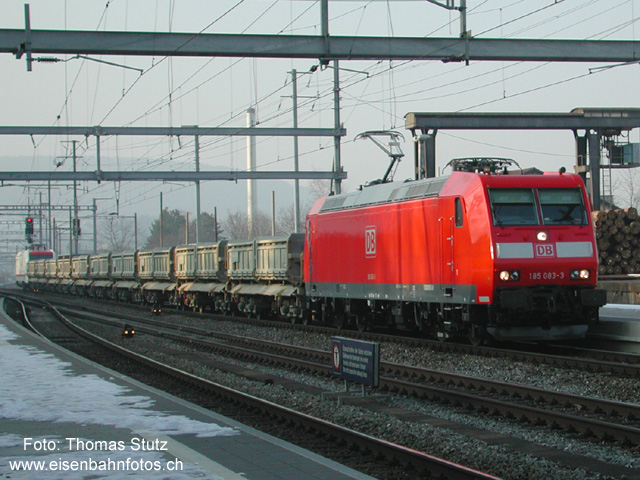Probefahrt mit 185 083-3 ...
Seit einigen Tagen ist die 185 083-3 für Testfahrten in der Schweiz. Am 20.02.2003 ist sie den ganzen Tag zwischen Frenkendorf-Füllinsdorf und Olten Hammer via Läufelfingen unterwegs. Hier fährt sie auf der letzten Fahrt in den Bahnhof Liestal ein. Wer ist da am Schluss des Zuges noch zu sehen? Auf dem nächsten Foto gibts die Antwort!
