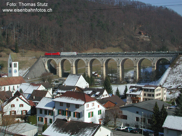 Probefahrt in Rümlingen
Bereits seit einer Woche pendeln nun die 185 083-3 und die 128 001-5 zwischen Olten Hammer (bzw. Olten RB) und Frenkendorf-Füllinsdorf für Testfahrten hin und her. Die 185 befindet sich immer an der Spitze des Zuges, die 128 bleibt immer auf der gleichen Seite der mitgeführten Wagen (Seite Frenkendorf).
