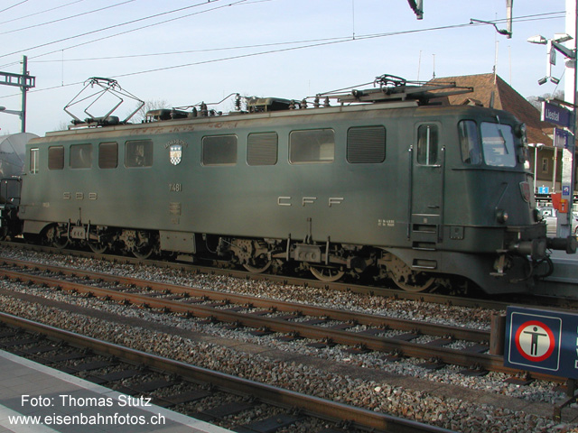 Ae 6/6 grün
Die Lok 11481 "La Chaux-de-Fonds" hat es nicht mehr zu einem roten Anstrich geschafft. Hier ist sie noch in grün unterwegs, ein halbes Jahr später wurde sie ausrangiert.
