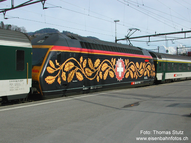 Re 460 "Märklin" im Sandwich
Werbelok "Märklin Swiss Collection 2002" im Einsatz in der Mitte des IC 880 Brig - Basel SBB, zwischen dem EW4-Pendel und einem Zusatzmodul. Im Hintergrund Blick auf die Berner Alpen.
