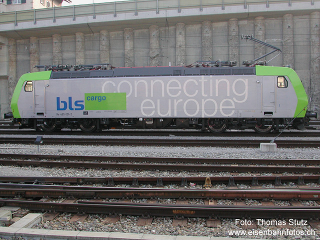 485 001-2
Die erste Lok 485 001-2 der entsprechenden BLS-Serie ist im Bahnhof Spiez zu Instruktionszwecken unterwegs. Sehr gut sind auf diesem Foto die 4 Stromabnehmer zu erkennen.
