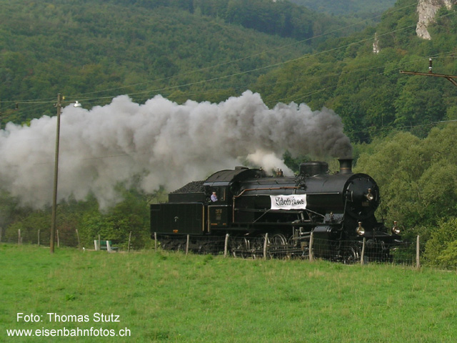 C 5/6 in voller Fahrt
Nochmals die Dampflok C 5/6 2978 auf der Fahrt nach Basel SBB, diesmal in voller Fahrt unmittelbar vor der Haltestelle Duggingen.
