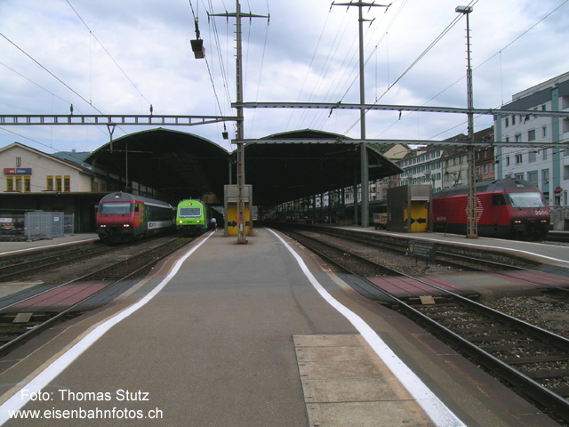 3 x Zürich - Bern in Olten
Gruppenfoto mit 3 Zügen Zürich - Bern in Olten. Der IC 916 (links, planmässig 10.34)) überholt den Schnellzug 2716 (Mitte, planmässig 10.21), während der letzte via Pratteln umgeleitete IC 20914/914 (rechts, planmässig 09.34) im Gleis 11 einen Extrahalt einlegt und hinter dem IC 916 weiterfährt. Durch die Umleitung via Pratteln verkehrt der IC 914 mit umgekehrter Formation (Lok an der Spitze statt am Schluss). Der Schnellzug 2716 befand sich zwecks diverser Überholungen von 10.28 bis 10.44 Uhr in Olten.
