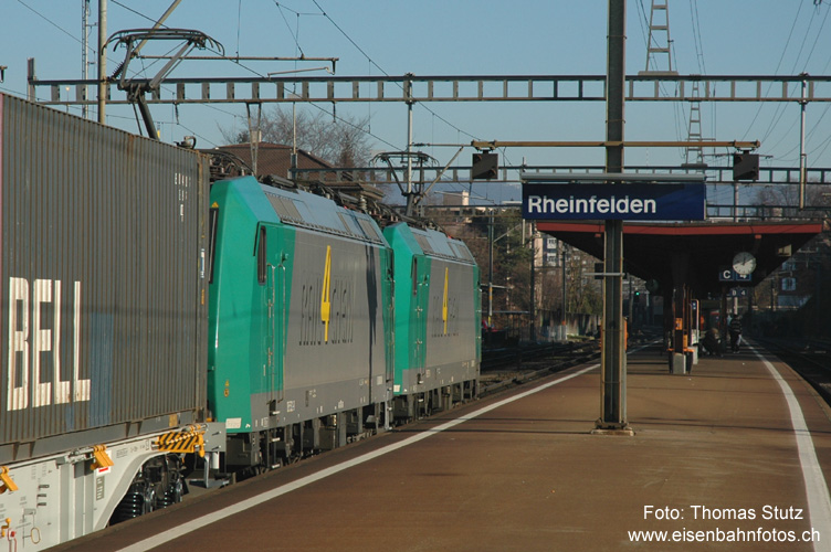 Rail4Chem in Rheinfelden (2)
Nochmals der gleiche Zug wie auf dem vorangehenden Foto, diesmal aus belichtungstechnisch besserer Einstellung. Das Foto ist kurz nach 12 Uhr entstanden (nur so als Hinweis für andere Fotografen ...).
