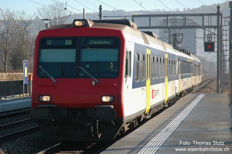 NPZ nach "Chämleten"
Leider konnten noch nicht alle FLIRT ausgeliefert werden, so dass einige Züge mit 3-teiligen NPZ geführt werden müssen. Allerdings können die Fahrzeiten nicht ganz eingehalten werden. Für diesen Einsatz wurden die NPZ sogar extra mit der Zielanzeige "Chämleten" ausgerüstet.
