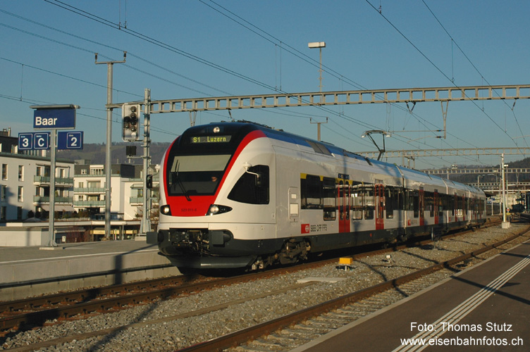 Abfahrt in Baar
Eine ideale Gleisanlage hat der Bahnhof Baar durch den Umbau erhalten. Für Schweizer Verhältnisse neuartig befindet sich das Wendegleis für die Stadtbahnen in der Mitte, so dass konfliktfrei ein- und ausgefahren werden kann.
