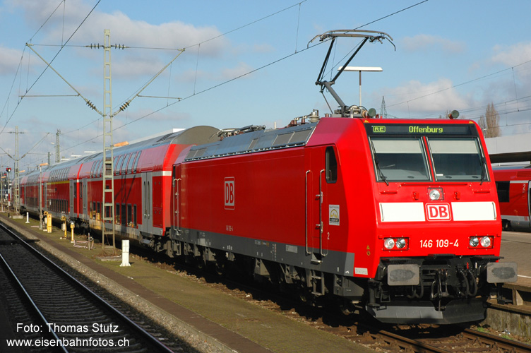 RE mit BR 146
Seit Fahrplanwechsel verkehrt die "orange Linie" der Regio-S-Bahn neu mit Loks der BR 146. Die grosszügige Aufenthaltszeit in Basel Bad Bf lässt genügend Zeit zum Fotografieren.
