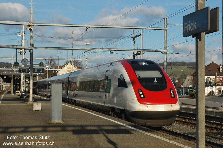 ICN in Frick
Nicht alltäglicher ICN-Einsatz am Bözberg im "Flugzug" anstelle eines EW4-Pendels. Ab IR 2069 wurden gleich 3 Zugspaare mit ICN geführt. Ein spezieller Dank gilt übrigens meiner Informationsquelle für den Fototipp, das war kundenbezogenes Handeln! ;-)
