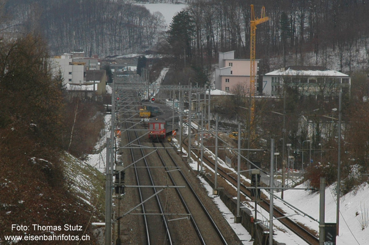 Kurvenfahrt zwischen Lausen und Liestal
Im Zusammenhang mit dem Umbau der Frenkenbrücke wurde in der vergangenen Nacht das SBB-Streckengleis Lausen - Liestal auf die neu erbaute Brücke der Waldenburgerbahn verschwenkt. Dort wo der gelbe Bagger steht, fuhren gestern noch die Züge. Am kommenden Wochenende wird das Streckengleis Liestal - Lausen auf das alte Streckengleis Lausen - Liestal verschwenkt. Anschliessend kann mit der Sanierung der SBB-Brücke begonnen werden. Bis auf weiteres kann der entsprechende Abschnitt nur noch mit 60 statt 125 km/h
