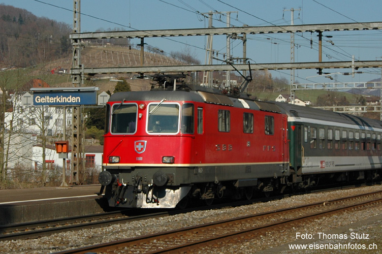 11181 wieder rot
Die ehemalige "Zugkraft Aargau"-Lok hat den Werbeanstrich verloren und ist wieder rot (im ungewohnten Farbton "sauber").
