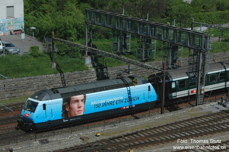 Re 460 008-6 "150 Jahre ETH Zürich"
Am 21.04.05 wurde die Werbelok "150 Jahre ETH Zürich" in Zürich HB vorgestellt. Einer der ersten Einsätze danach führt die Lok nach Basel, wo sie gerade das Einfahrsignal passiert hat.
