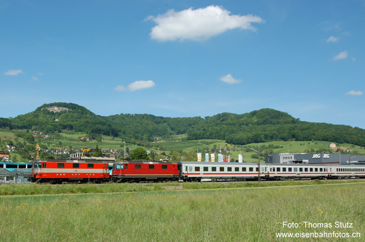 Doppeltraktion vor DB-IC
Doppeltraktion vor dem mit DB-Komposition (inkl. Steuerwagen) geführten EC 8. Im Hintergrund ist die Sissacher Fluh zu sehen.

