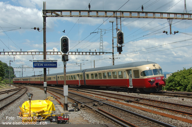 TEE in Stein-Säckingen
Überraschungsgast in Stein-Säckingen. Beim Warten auf einen bestimmten Güterzug taucht unerwartet der TEE auf. Er fährt Richtung Laufenburg.

