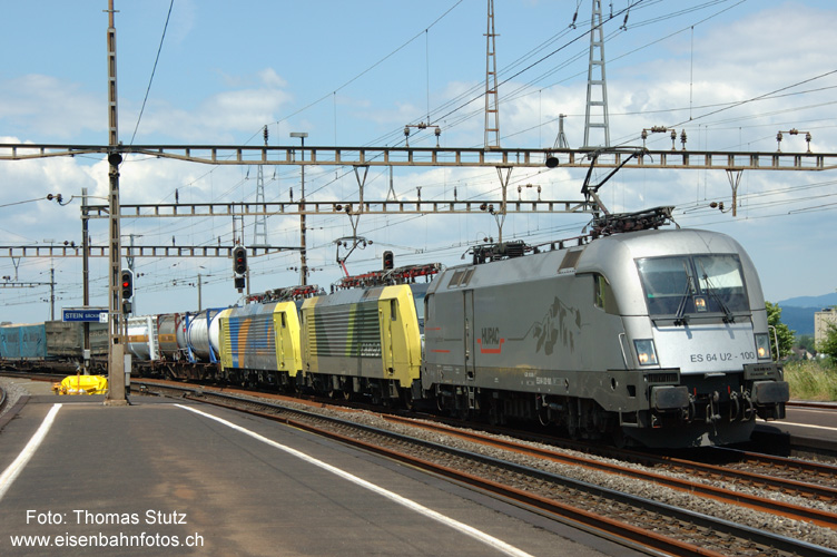 HUPAC Taurus + 2 ES 64 F4
Die hintere der beiden ES 64 F4 hat den Stromabnehmer gesenkt, wird also geschleppt.
