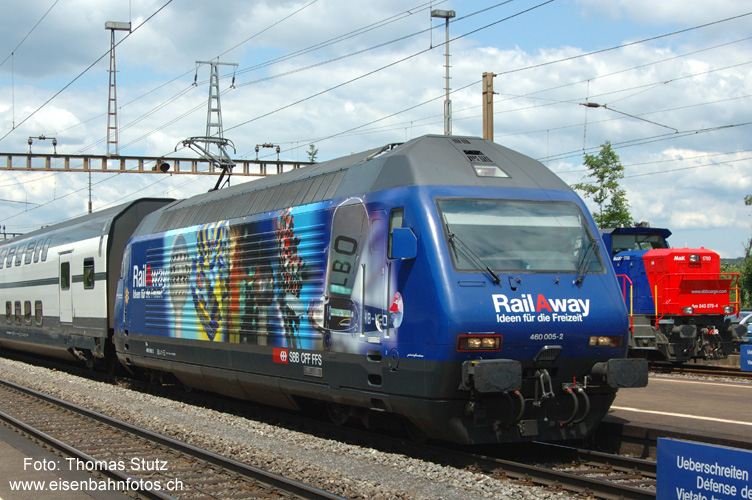 Re 460 "RailAway"
Bei der Re 460 "RailAway" hatten sich im Februar bereits nach wenigen Tagen Teile der Folie gelöst (siehe mein erstes Foto). Hier nun also noch ein Foto, wie es sein sollte. Zu beachten ist der rot eingerahmte linke Schweinwerfer.
