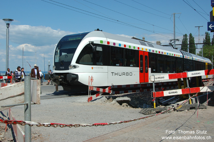 "Ketteli-Übergang"
Während in Romanshorn der "Ketteli-Übergang" vor einiger Zeit aufgehoben wurde, besteht in Rorschach Hafen immer noch einer. Allerdings sind die Bauarbeiten zur Modernisierung im Gang und Gleis 2 hat bereits einen Aussenperron erhalten, der Zugang besteht jedoch vorläufig noch via Übergang.
