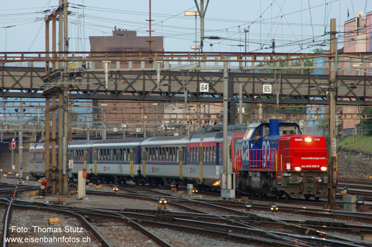 Am 843 mit NPZ
Kurz vor Wiederaufnahme des elektrischen Betriebes trifft nochmals ein NPZ aus Richtung Pratteln in Basel ein, gezogen durch eine Am 843.
