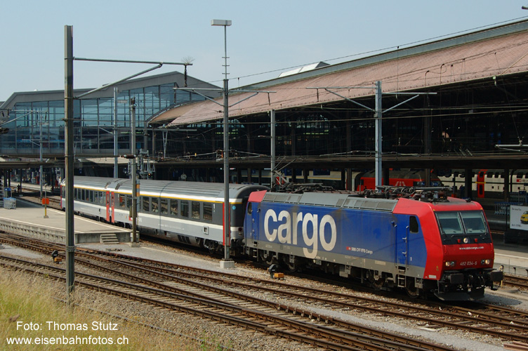 Re 482 mit Reiseextrazug
Für eine Extrafahrt durch Basel GB und Basel RB mit Ziel Basel Kleinhüningen Hafen braucht es natürlich eine passende Lok von Cargo - eine Re 482! Allerdings scheint es, dass die "gute Aussenreinigung" für die Extrafahrt nicht ganz geklappt hat ...
