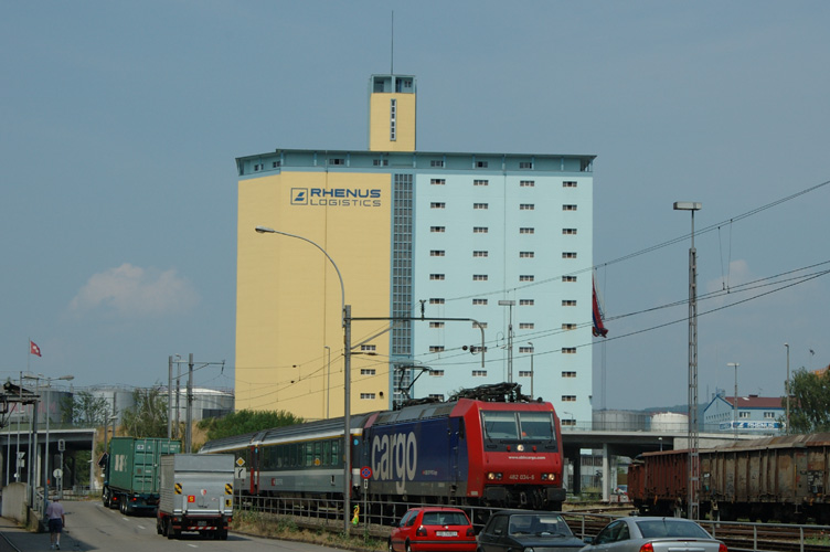 Einfahrt in Basel Kleinhüningen Hafen
Nach Basel Kleinhüningen Hafen verirrt sich selten ein Reisezug. Dafür hat es etwas mehr Lkw-Verkehr auf der Strasse, der im falschen Moment durchs Bild fährt!
