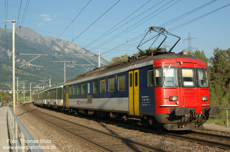 RBe 540 mit IC
Der "Saison-IC" 10790 stellt in Chur den Anschluss vom Bernina-Express her und wird in der Regel mit einem RBe 540 als Zuglok geführt (allerdings ist der RBe abgeschlossen).
