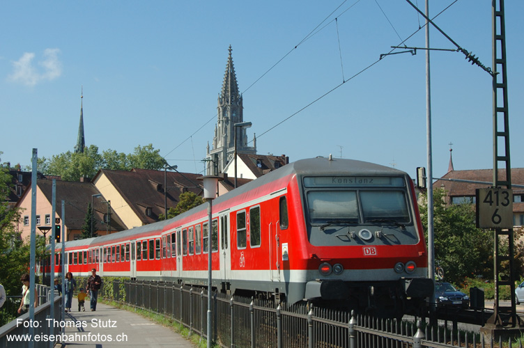 RE der Schwarzwaldbahn
Ab Dezember 2006 gehören diese Züge auf der Schwarzwaldbahn der Vergangenheit an. Dann wird die DB Schwarzwaldbahn GmbH mit Doppelstockzügen (und Loks der BR 146) von Karlsruhe nach Konstanz fahren. Im Hintergrund ist das Einfahrsignal von Konstanz zu sehen.
