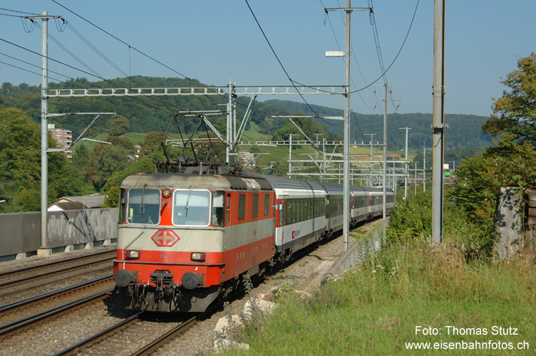 Swiss-Express mit EW4-Modul
Keine 20 Minuten nach dem "Wiener Walzer" folgt bereits der nächste Zug mit einer Swiss-Express-Lok. Es handelt sich um den Instruktionszug für das Zugpersonal, bei dem auf der Fahrt verschiedene Störungen praxisnah trainiert werden können. Normalerweise würde eine Re 460 statt eine Re 4/4 II das EW4-Modul ziehen.
