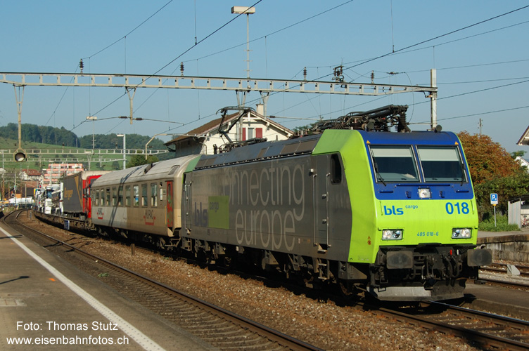 Neue Anschrift für Re 485
Die Re 485 der BLS haben eine neue Anschrift an der Front erhalten. Links ist neu das "bls cargo"-Logo, dafür ist die grosse Nummer jetzt rechts statt links.
