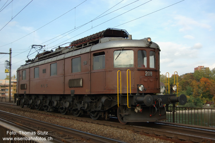 Ae 6/8 208
Die Ae 6/8 kehrt nach Lyss zurück, nachdem sie 2 Wagen nach Basel Bad Bf gebracht hat.
