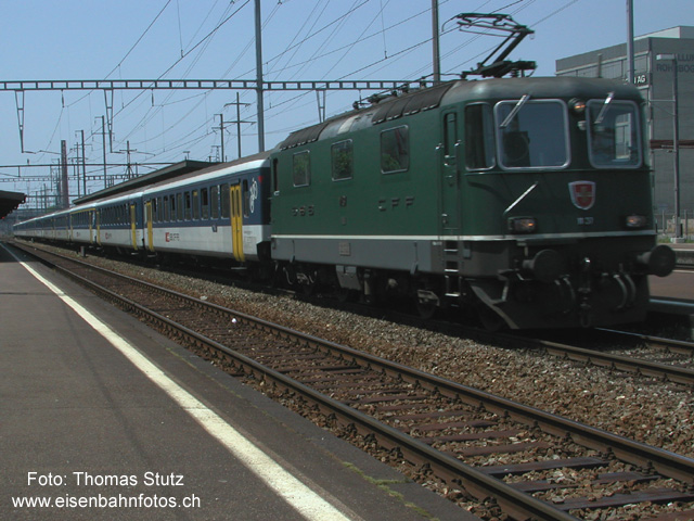 Extrazug mit NPZ-Wagen
Re 4/4 II mit einem Extrazug aus 15 Wagen im NPZ-Look (jeder 3. bis 4. Wagen ist 1. Klasse). Auch diese Wagen sind werktags auf der Zürcher S-Bahn unterwegs. Viele der lokbespannten und aus jeweils ca. 8 Wagen bestehenden Züge stellen als Zusatzzüge in der Hauptverkehrszeit Direktverbindungen her, die im normalen Takt nicht existieren.
