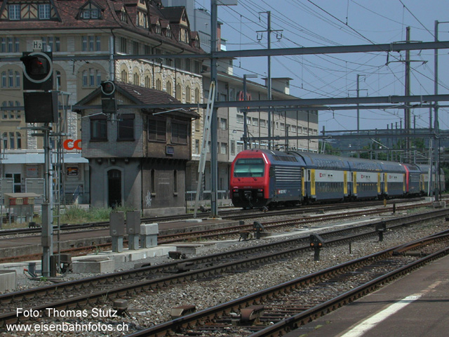 2 DPZ mit altem Stellwerk Pratteln
Dieser aus 2 DPZ bestehende Extrazug hat soeben das alte - nicht mehr in Betrieb stehende - Wärterstellwerk im Bahnhof Pratteln passiert. Dass das alte mechanische Stellwerk durch ein elektronisches ersetzt worden ist, sieht man an den neuen Signalen des Typs N.
