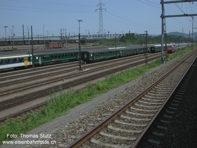 Basel RB D-Gruppe (von Muttenz)
Noch einmal die D-Gruppe im Basel RB mit den abfahrbereiten Extrazügen, diesmal von Seite Muttenz.
