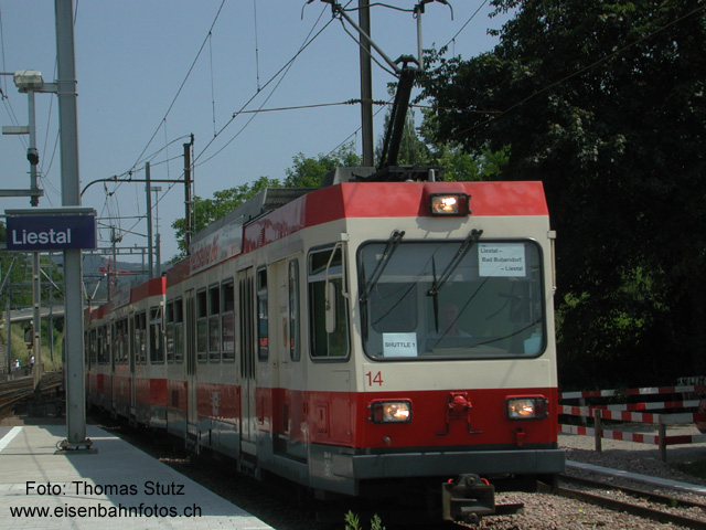 5-teiliger Pendelzug der WB
Während der Spitzenzeiten verkehrt die Waldenburgerbahn im 10-Minuten-Takt.
Die 5-teiligen Pendelzüge verkehren im Shuttle-Betrieb Liestal - Bad Bubendorf,
wobei in der Station Altmarkt immer eine Kreuzung stattfindet.
