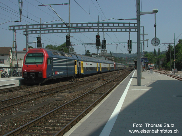 3 DPZ vor Signalstaffel H in Liestal
Weiterer Extrazug mit 3 DPZ bei der Durchfahrt in Liestal. Der Zug hat soeben die Signalstaffel H (innere Einfahrsignale) passiert. Seit dem Ausbau der Perronanlagen (55 cm, 420 m lang) befindet sich diese Signalstaffel - was wohl einmalig sein dürfte - ca 100 m nach dem Perronanfang. Deshalb wird in den nächsten Monaten eine Verschiebung zum Perronanfang stattfinden. Die äusseren Einfahrsignale befinden sich vor der Abzweigung Adlertunnel / Frenkendorf.
