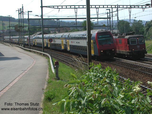 Überholung in Lausen
Im Bahnhof Lausen wartet im Gleis 1 (Re 4/4 II rechts) ein Extrazug - während des Einsteigens der Reisenden - eine Überholung durch einen Leermaterialzug mit 3 DPZ ab.
