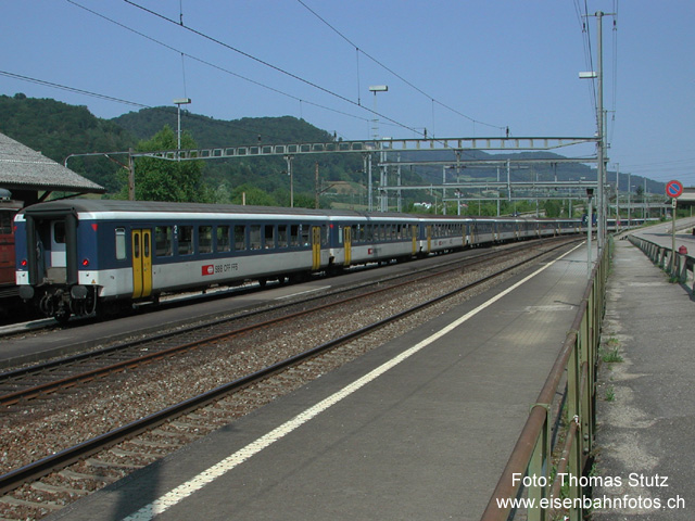 Ausfahrt Extrazug in Lausen
Nach dem erfolgten Einsteigen verlässt der aus 15 NPZ-Wagen bestehende Extrazug (vom letzten Foto) den Bahnhof Lausen.
