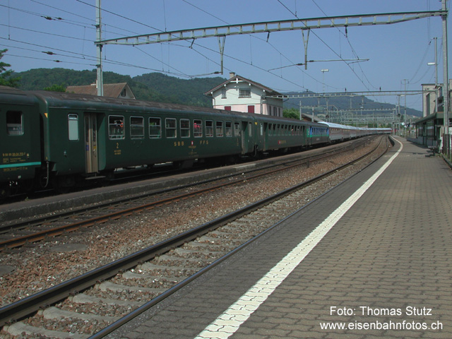 Extrazug mit vielen verschiedenen Wagen
Noch einmal der Extrazug mit den 11 DB-Wagen an der Spitze. Am Schluss befindet sich eine Auswahlsendung älterer Schweizer Einheitswagen. Von rechts: B(NL), Bu, Bu mit altem SBB-Schriftzug, B(r). Von den 15 Wagen befinden sich nur gerade 5-6 am kurzen Perron des Gleises 1. Die übrigen Wagen müssen mittels Hilfstritten erreicht werden. Da während des Aufenthaltes Überholungen stattfinden, kann das viel längere Perron des Gleises 2 nicht benützt werden (keine schienenfreie Zugänge).
