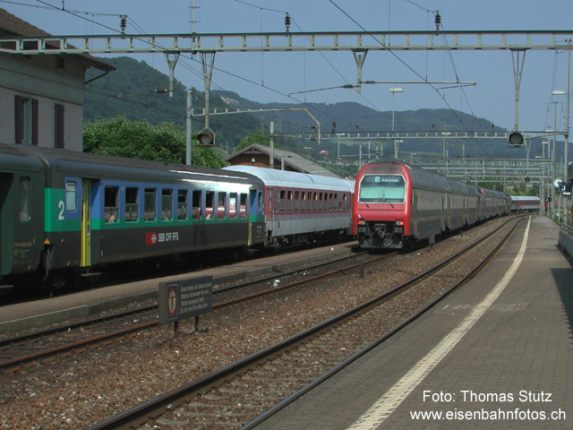 wieder eine Überholung
Als erstes wird der DB-Zug durch 2 DPZ überholt. Auf diesem Foto dürften wohl alle wichtigen Farben, die es im Reisezugsverkehr gibt, vertreten sein.
