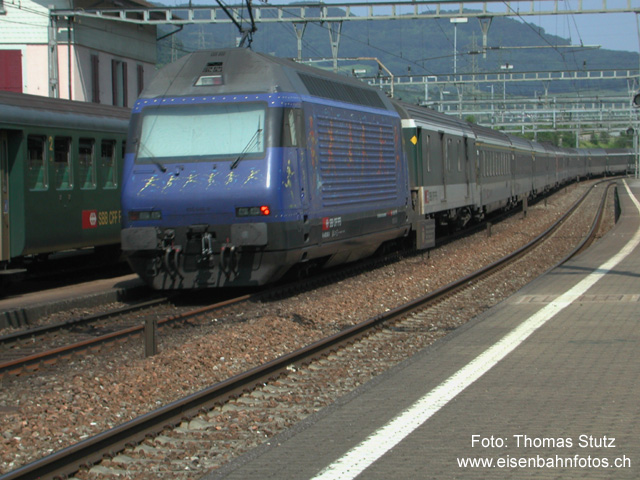 Re 460 040-9 "Helen Lüthi"
Noch eine Überholung. Der IC nach Bern, bestehend aus einem langen EW4-Pendel mit Speisewagen, wird duch die Re 460 040-9 "Helen Lüthi" geschoben.
