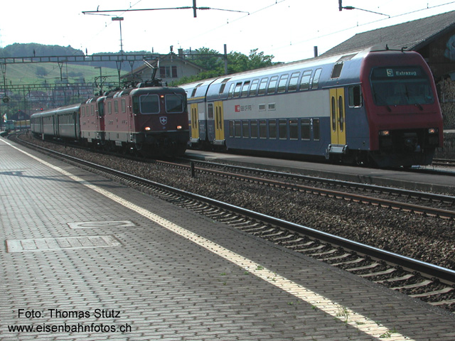 Extrazug mit Doppeltraktion
Schon steht der nächste Extrazug mit 2 DPZ im Gleis 1 in Lausen. Auch diesmal findet während des Einsteigens eine Überholung statt. Der Leermaterialzug mit 15 Bu hat als vermutlich einziger Extrazug eine Doppeltraktion an der Spitze.
