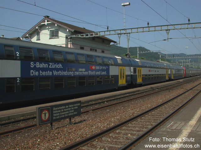S-Bahn Zürich in Lausen
S-Bahn Zürich in Lausen. Die beste Verbindung vom Turnfest zurück nach Hause (oder so ähnlich). Dieser Zug aus 2 DPZ hat Killwangen-Spreitenbach als Ziel.
