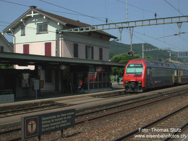 Ausfahrt des letzten Extrazuges
Ausfahrt des letzten Extrazuges in Lausen. Bei der Linienangabe S16 beim DPZ handelt es sich allerdings um eine Fehlanzeige ...
