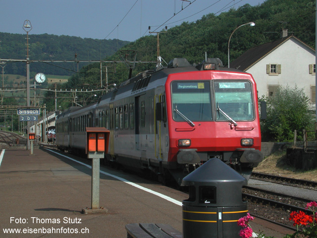 3-teiliger "Läufelfinger"
Einfahrt des Regionalzuges von Läufelfingen in Sissach. Auch dieser NPZ ist während des Turnfestes verstärkt. Mit einem zusätzlichen 2. Klass-Wagen ergibt sich ein 3-teiliger NPZ.
