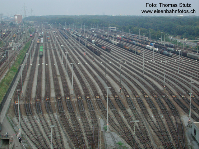 F-Gruppe
Blick auf die F-Gruppe (Formationsgleise Süd - Nord) mit dem Stellwerk West am linken oberen Bildrand. Unten sind die Gleisbremsen zu erkennen, die die ablaufenden Wagen abbremsen.
