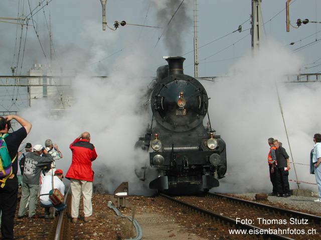 Dampflok in Aktion
Dampflok C 5/6 2978 in voller Aktion. Die anwesenden Fotografen übrigens auch ...
