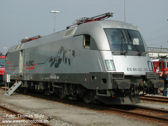 HUPAC-Taurus
Lok ES 64 U2 - 102 "Taurus" der HUPAC, ebenfalls regelmässig im Lokdepot Basel. Die Lok verfügt über total 3 Stromabnehmer. Die beiden äusseren nach DB-Bauart, der dritte für den Einsatz in der Schweiz. Momentan sind in der Schweiz jedoch noch keine regelmässigen Leistungen vorgesehen.
