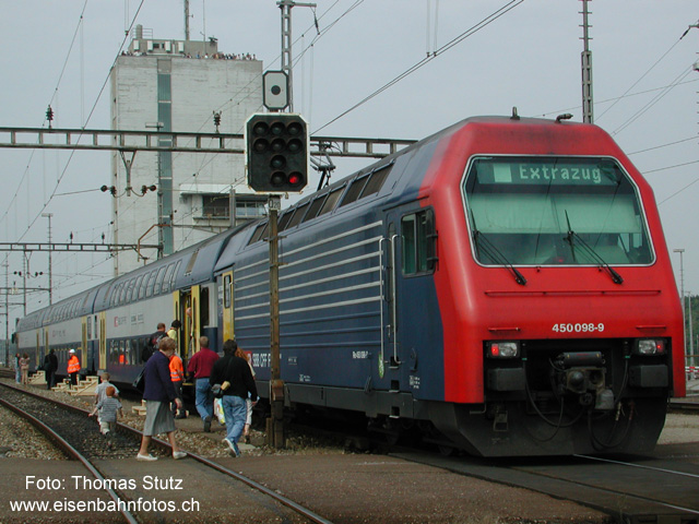 DPZ vor Stellwerk Ost
DPZ der Zürcher S-Bahn im Einsatz als Shuttle Basel PB - Basel RB.
Im Hintergrund das Stellwerk Ost mit Besuchern auf der Dachterrasse.
