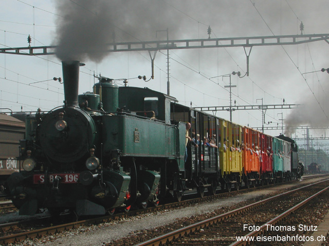 ... und Mallet Ed 2x2/2
Richtung Westen wird die Rangierbahnhof-Rundfahrt von der Mallet Ed 2x2/2 SCB 196 gezogen, bzw. hier im Bild hilft sie schieben. Die Sitzplätze in den offenen Ausssichtwagen waren jeweils nach kürzester Zeit belegt.
